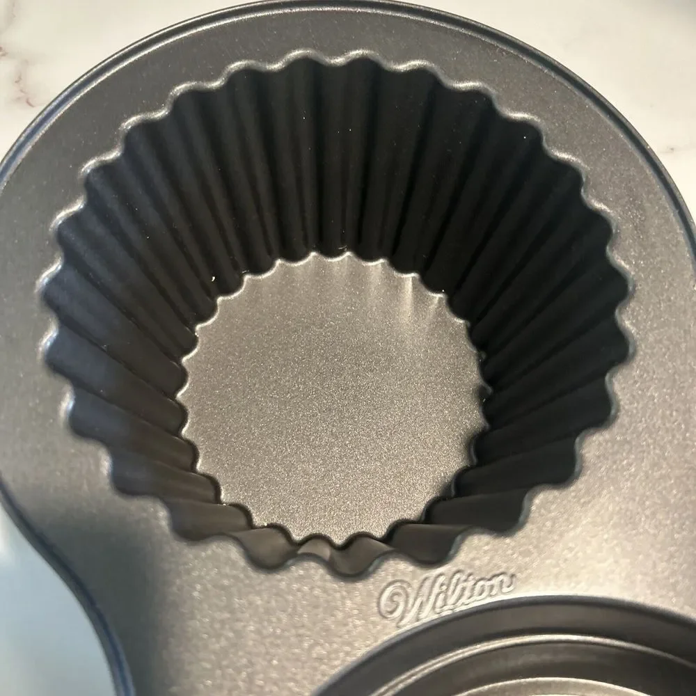 Wilton Giant Cupcake Pan 3-D Non-Stick‎ Birthday Swirl - Excellent Condition